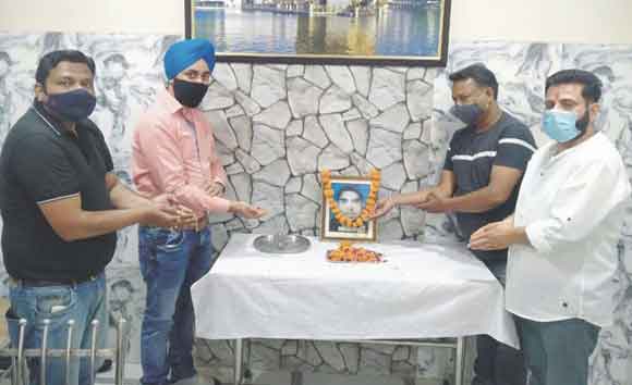 पुण्यतिथि पर शहीद व्यापारी को किए श्रद्धासुमन अर्पित