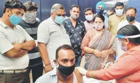 तीसरे दिन भी बुजुर्गों का किया टीकाकरण