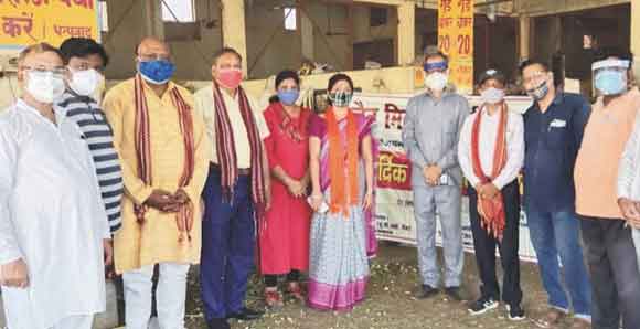गौमाता रसोई का आयोजन कर गायों को खिलाया पौष्टिक आहार