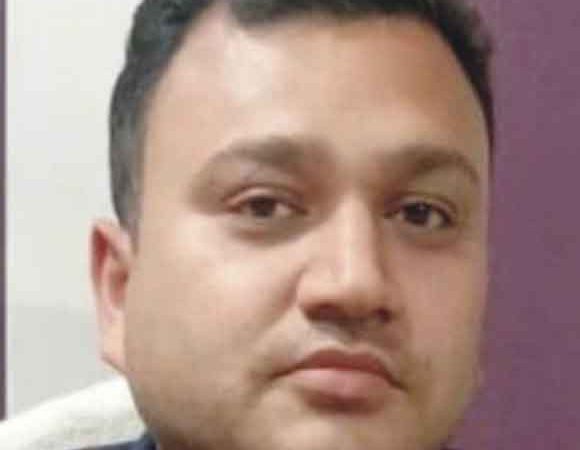 नगर स्वास्थ्य अधिकारी की जिम्मेदारी के साथ ही लोगों का उपचार भी कर रहे हैं डा. कुणाल जैन