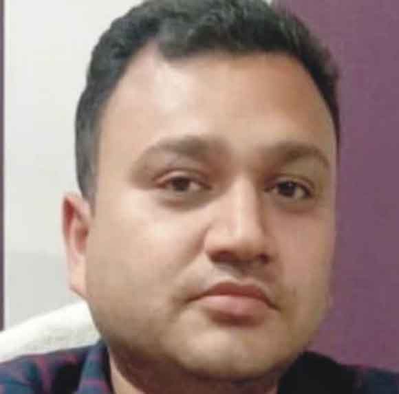 नगर स्वास्थ्य अधिकारी की जिम्मेदारी के साथ ही लोगों का उपचार भी कर रहे हैं डा. कुणाल जैन