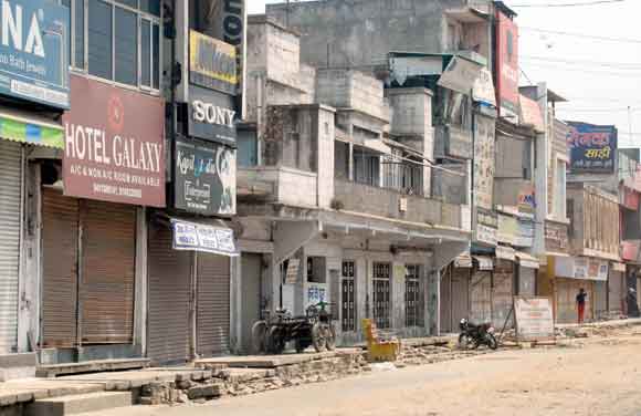 लॉकडाउन के दौरान पुलिस ने दिखाई सख्ती, सडक़ों व बाजारों में पसरा सन्नाटा