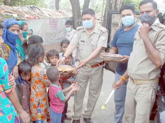 पुलिसकर्मियों ने गरीब व बेसहारा लोगों को कराया भोजन