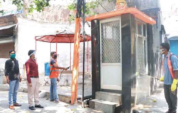 सहायक नगरायुक्त ने सघन इलाकों में खुद देखा सफाई सैनेटाइजेशन