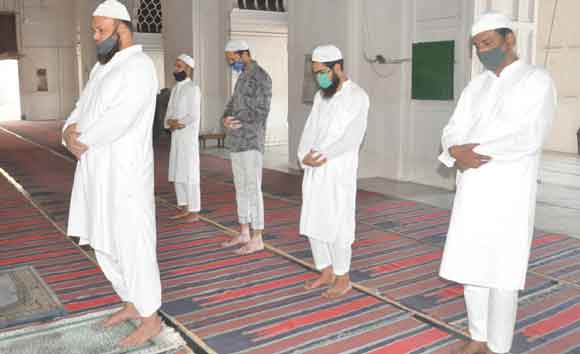 अकीदतमंदों ने अपने घरों में की अलविदा जुमे की नमाज अता, मांगी दुआ