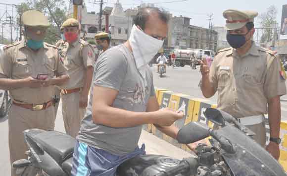 लॉकडाउन के दौरान पुलिस ने चलाया सघन चैकिंग अभियान, छूट के दौरान बाजारों में उड़ी सोशल डिस्टैंसिंग की धज्जियां