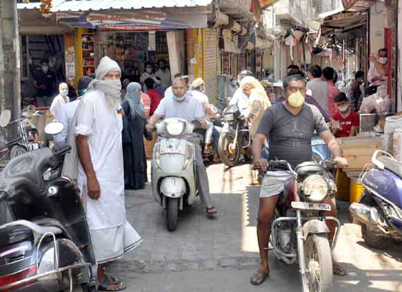 लॉकडाउन में छूट की अविध पर पुलिस ने बाजार कराया बंद