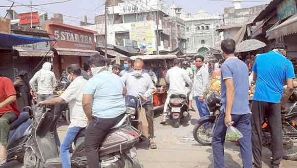 छूट के दौरान बाजार में उमड़ी ग्राहकों की भीड़, लगा जाम