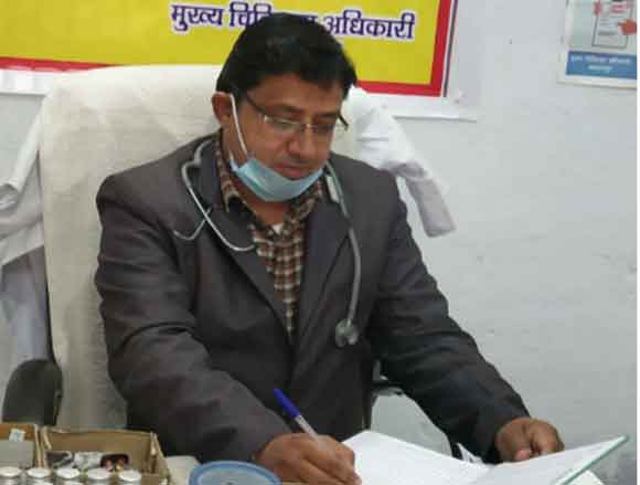 कोरोना को मात देने के बाद स्वस्थ होकर एक बार फिर से चिकित्सा सेवा में जुटे डा. चक्रेश कुमार
