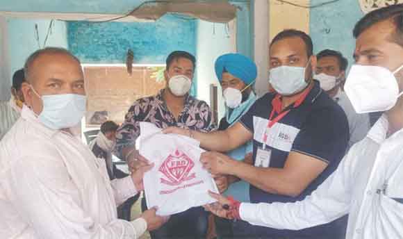 गांव बचेगा तो देश बचेगा अभियान में जरूरतमंदों को बांटे मास्क व सेनेटाइजर