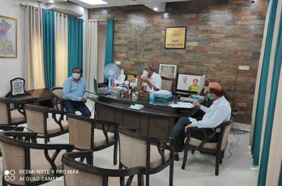 कोरोना मरीज और लक्षणयुक्त व्यक्तियों को शत-प्रतिशत मेडिकल किट उपलब्ध करायी जाए – मण्डलायुक्त