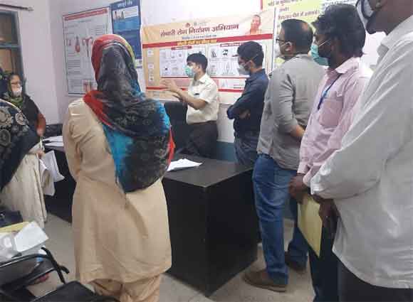 जिलाधिकारी ने सीएचसी पर पहुंचकर वेक्सीनेशन का लिया जायजा