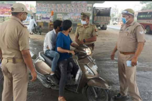 वाहन चालकों और दुकानदारों के काटे चालान, जुर्माना वसूला