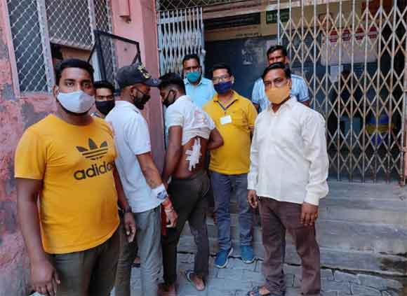 कार सवार युवकों ने सेनेटाईज कर रहे कर्मियों को किया कुचलने का प्रयास