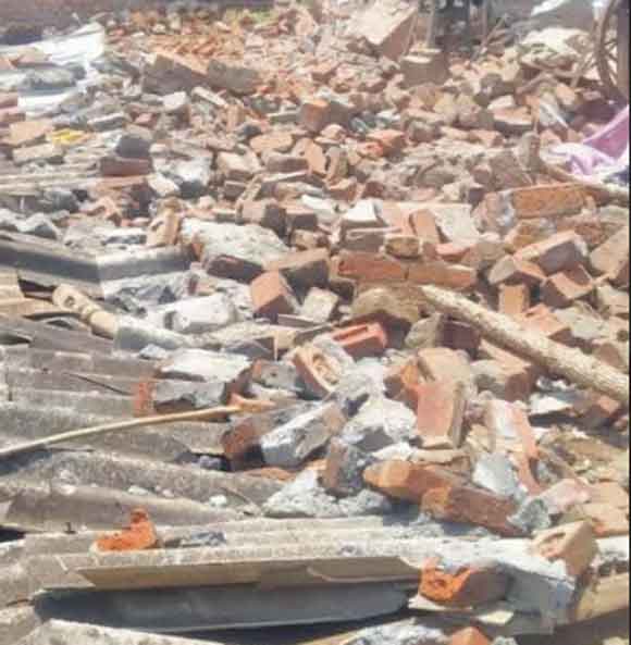 टिन शेडनुमा मकान गिरने से दम्पत्ति की दर्दनाक मौत