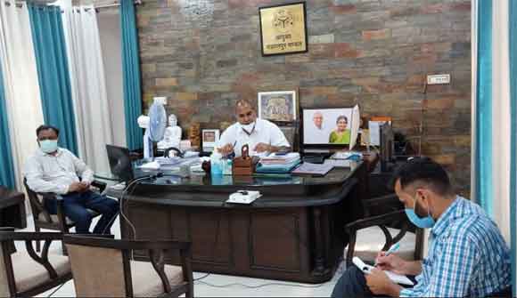 जिलाधिकारी ऑक्सीजन प्लांट के निर्माण कार्यों की प्रगति की प्रतिदिन समीक्षा करें – मण्डलायुक्त
