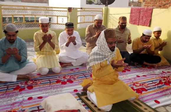 सोशल डिस्टेसिंग के साथ नगर व क्षेत्र की मस्जिदों में अदा हुई ईद उल फितर की नमाज