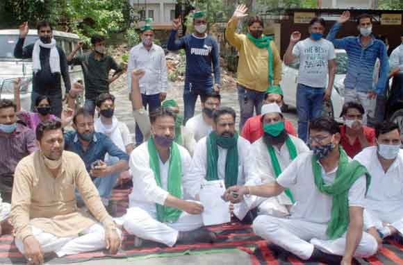 मलिन बस्तियों की सफाई की मांग को लेकर दिया धरना