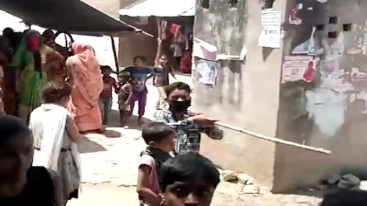UP: गांव में वैक्सीन लगाने पहुंची स्वास्थ्य टीम पर हमला, जान बचाने के पड़े लाले