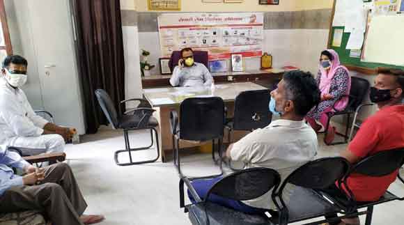 भाजपा कार्यकर्ताओं ने देवबंद सीएचसी पहुंच चिकित्साधीक्षक से की मुलाकात