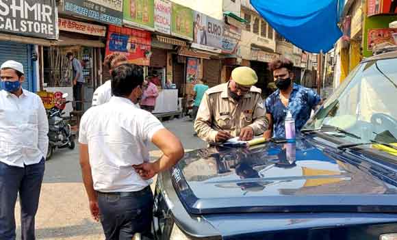 देवबंद शहर के बाजारो में पसरा सन्नाटा, पुलिस ने लॉडाउन का उलघन्न कर रहे 55 लोगों के चालान कर उनसे जूर्माना भी वसूला
