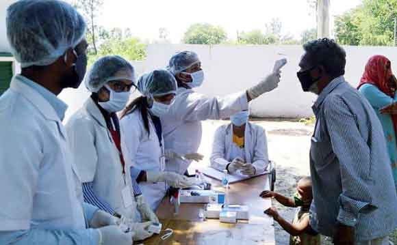 चिकित्सकों की टीमों ने गांवों में घर-घर पहुंच किया मरीजों का उपचार
