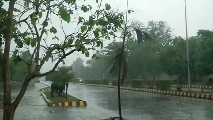 उत्तर भारत में बदला मौसम का मिजाज, दिल्ली समेत कई राज्यों में गरज चमक के साथ हुई बारिश