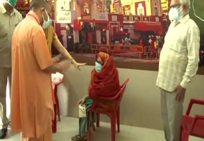 लखनऊ में ‘बाबू स्टेडियम पहुंचे CM योगी आदित्यनाथ, प्रदेश में कोरोना वैक्सीनेशन का महाअभियान शुरू
