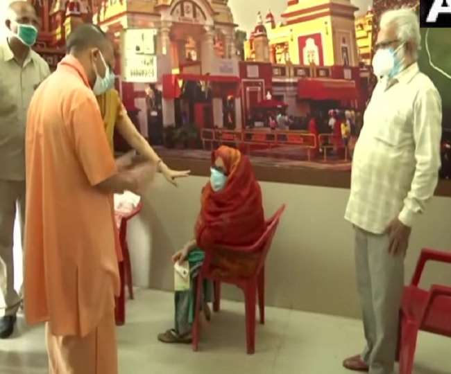 लखनऊ में ‘बाबू स्टेडियम पहुंचे CM योगी आदित्यनाथ, प्रदेश में कोरोना वैक्सीनेशन का महाअभियान शुरू