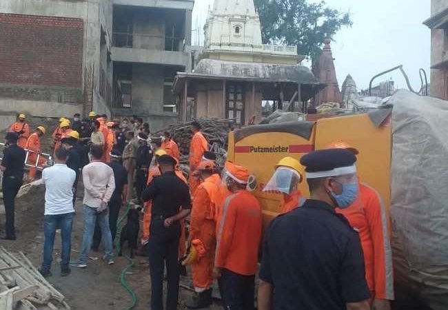 वाराणसी के विश्वनाथ कॉरिडोर में गोयनका छात्रावास का एक हिस्सा गिरा, दो की मौत