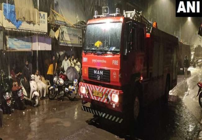 मुंबई के बांद्रा इलाके में इमारत का हिस्सा गिरने से एक व्यक्ति की मौत, पांच घायल