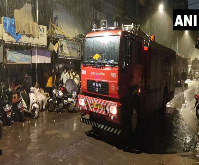 मुंबई के बांद्रा इलाके में इमारत का हिस्सा गिरने से एक व्यक्ति की मौत, पांच घायल