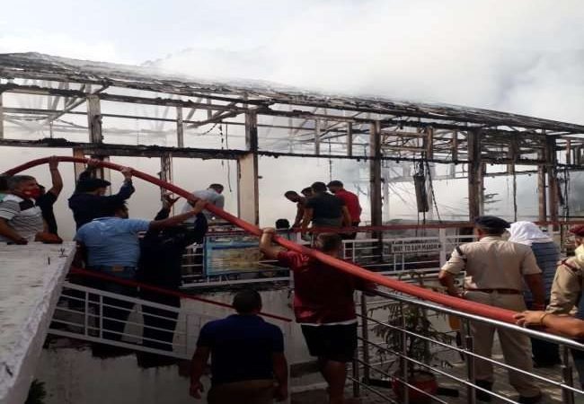 माता वैष्णो देवी के कैश काउंटर में लगी आग, फायर ब्रिगेड और श्राइन बोर्ड के कर्मचारी आग बुझाने में जुटे