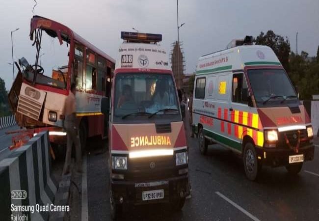 आगरा में हाईवे पर खड़े कैंटर से टकराई रोडवेज बस, चार की मौत