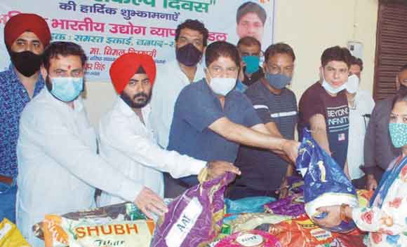 अखिल भारतीय उद्योग व्यापार मण्डल द्वारा सेवा संकल्प दिवस पर खाद्य किट का किया गया वितरण