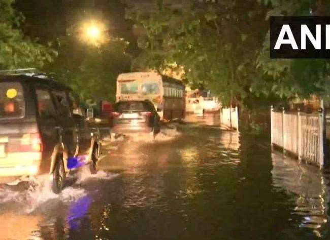 मुंबई में जलमग्‍न हुई सड़कें, दो दिन भारी बारिश का अलर्ट; BMC ने कहा हम हैं तैयार