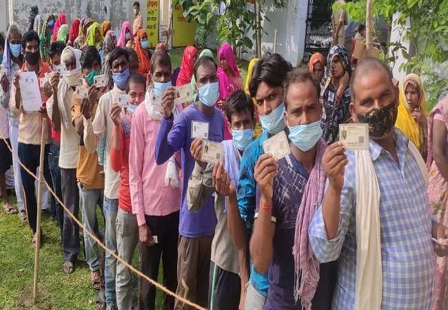 LIVE: उत्तर प्रदेश पंचायत चुनाव- रिक्त पदों पर उपचुनाव आज, मतदान केंद्रों के बाहर लगी कतारें