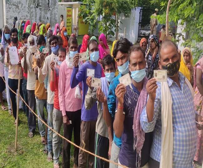 LIVE: उत्तर प्रदेश पंचायत चुनाव- रिक्त पदों पर उपचुनाव आज, मतदान केंद्रों के बाहर लगी कतारें