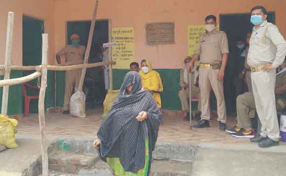 कड़ी सुरक्षा व्यवस्था के बीच किया मताधिकार का प्रयोग