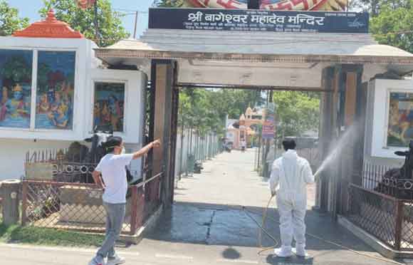 वार्डो की संकरी गलियों तक सफाई कर छिडक़ा गया चूना-मेलाथियान, रोस्टर के अनुवार वार्डो में चला फागिंग अभियान