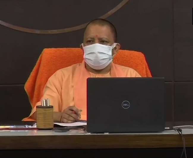 योगी आदित्यनाथ सरकार की कैबिनेट बैठक में आठ प्रस्ताव पर लगी मुहर, 18 माह बाद लोकभवन में बैठक