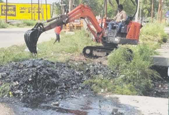 औद्योगिक क्षेत्र में चला नालों का सफाई अभियान