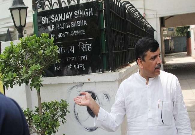 आम आदमी पार्टी के वरिष्ठ नेता संजय सिंह के घर पर हमला, नेम प्लेट पर पोती कालिख