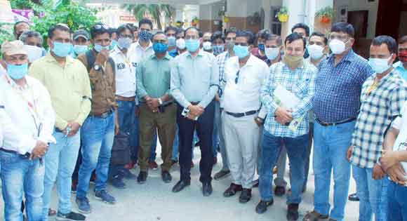 खनन का मुकदमा दर्ज होने के विरोध में पत्रकारों ने दिया धरना