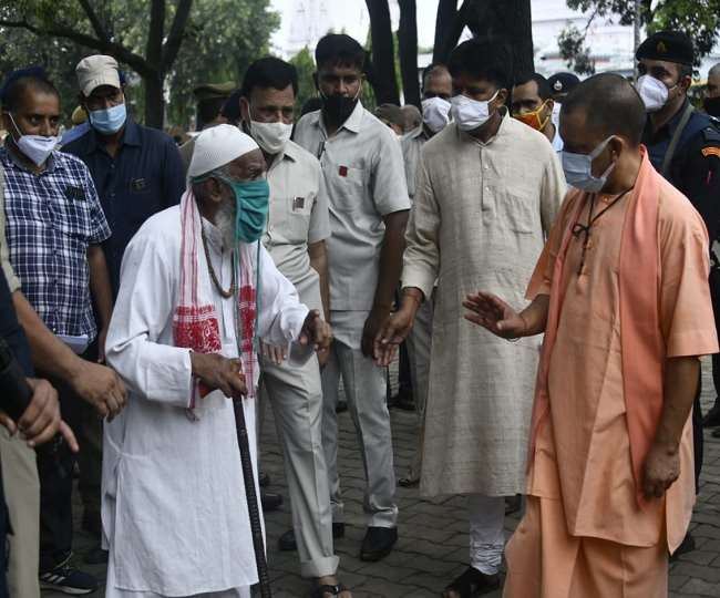 गोरखपुर में CM योगी आदित्यनाथ ने सुनीं लोगों की समसयाएं, अधिकारियों को कार्रवाई का निर्देश
