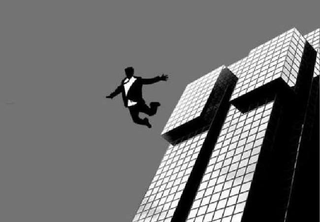 शराब छुड़ाने के लिए बरेली के अस्पताल में भर्ती पिता बेटे को गोद में लेकर चौथी मंजिल से कूदा, दोनों की मौत