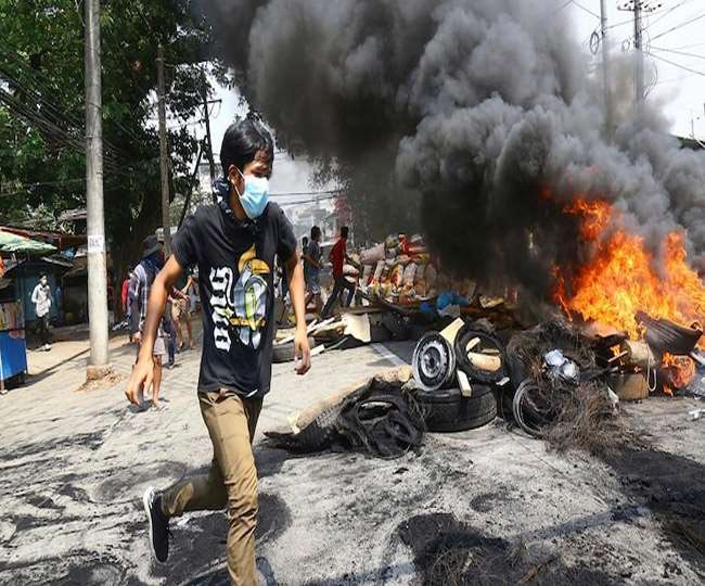 म्यांमार में हालात होते जा रहे हैं बेकाबू, सुरक्षा बलों ने फूंका गांव, ढाई सौ घर हुए राख, दो की मौत