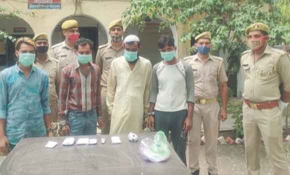 पुलिस के हत्थे चढ़े चार नशा तस्कर
