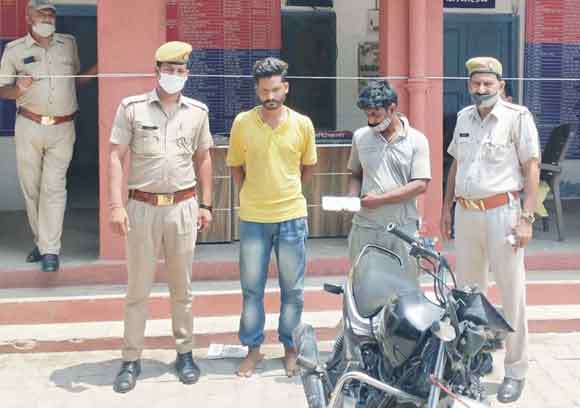 पुलिस ने पकड़े दो शातिर वाहन चोर
