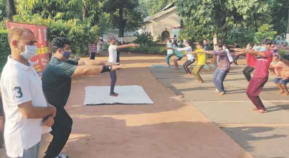 जिला कारागार में बंदियों को सिखाया योग